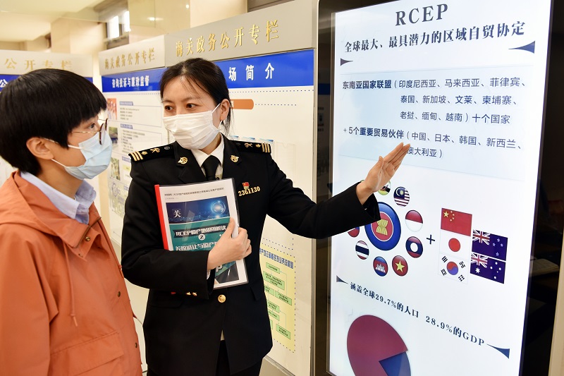 南京海关关员向企业介绍RCEP原产地政策++沈之杰摄