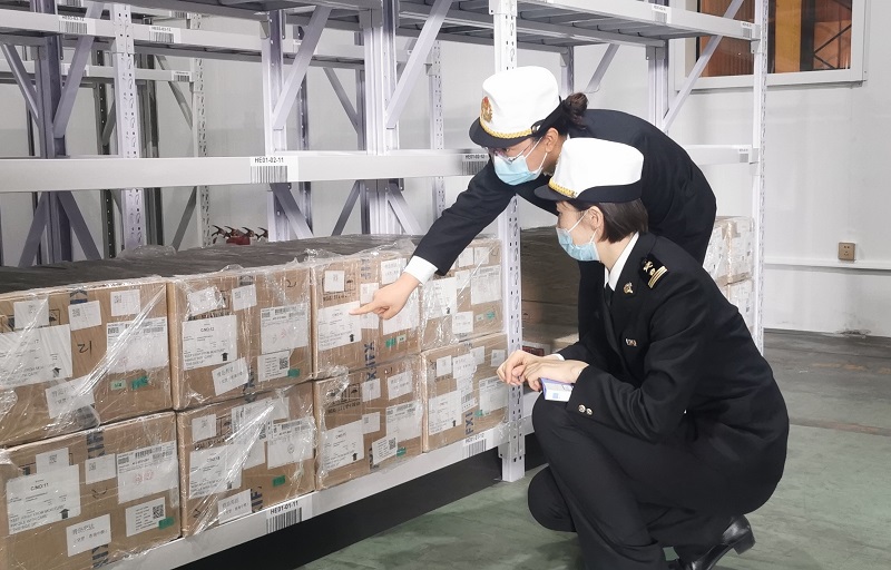 图为：海关关员在中心仓对入区货物实施现场监管+韩璐摄