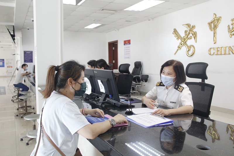 图为：横琴海关关员为澳门单牌车车主开展政策宣讲+徐梦超摄
