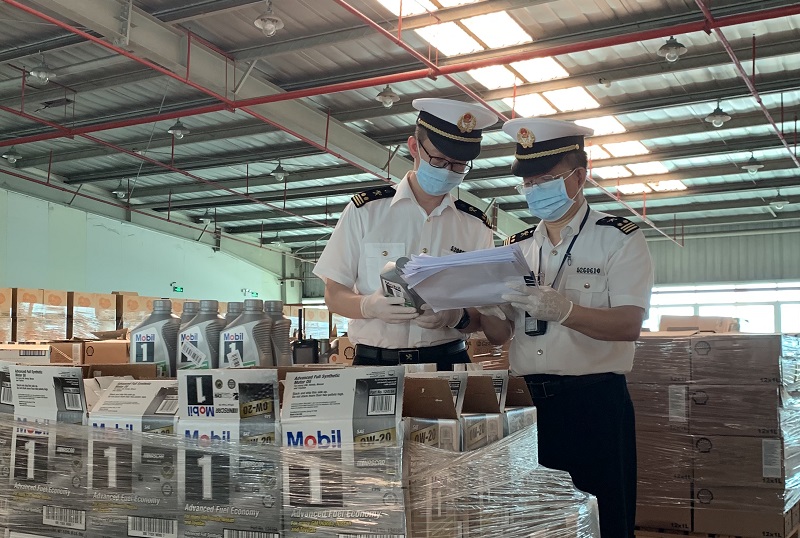 东江口海关首次在后续监管环节查发保税电商侵权润滑油822瓶+濮宣摄