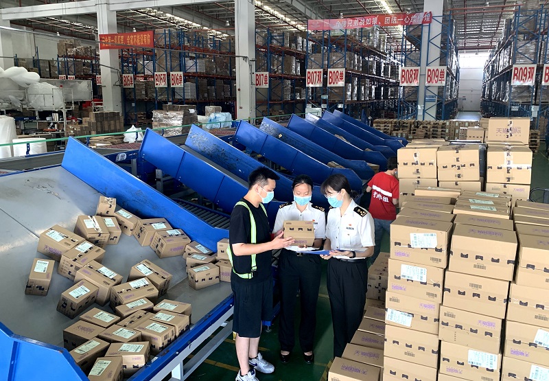 南沙海关关员在南沙综保区跨境电商仓库进行监管作业（徐佳林+摄）