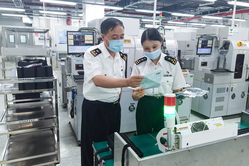 图为:南通海关关员在企业实地查看生产台账+++++杨阳摄