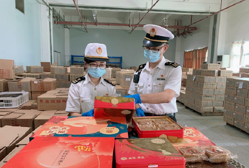 东莞海关关员到食品出口企业进行核查+李琳摄（2）