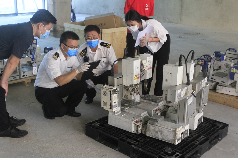 关员对进出口旧机电产品进行查验