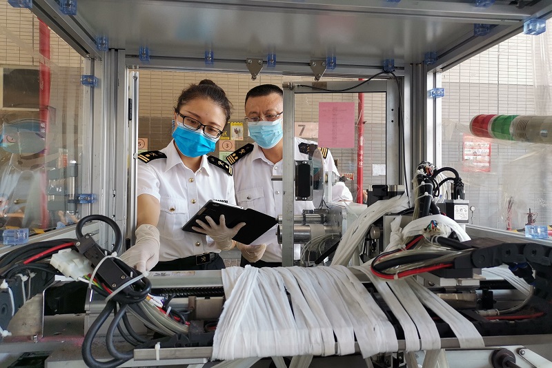 关员现场查验进出口旧机电产品