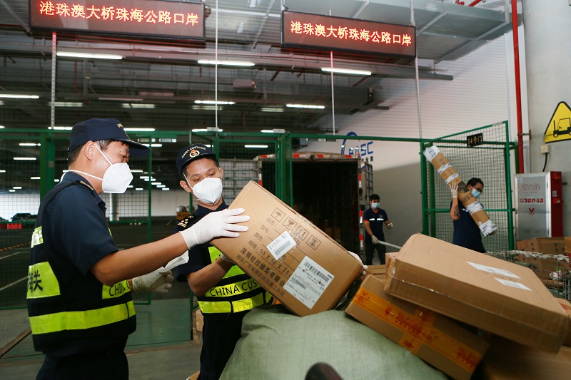 图为：海关关员验放跨境电商出口包裹+俞波摄