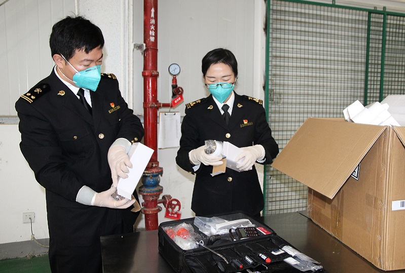 现场关员开箱查验出口商品20211029+（王政+摄）.JPG