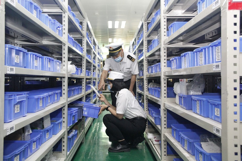 图为：关员到珠海保税区光联通讯技术有限公司实地调研+徐梦超摄