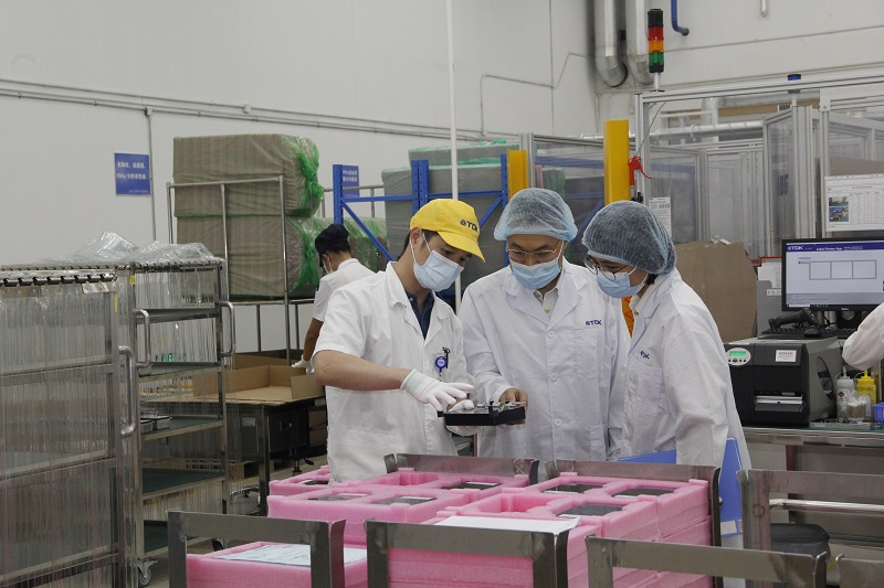 图为：关员实地查看中欧班列出口加工贸易货物+徐梦超摄