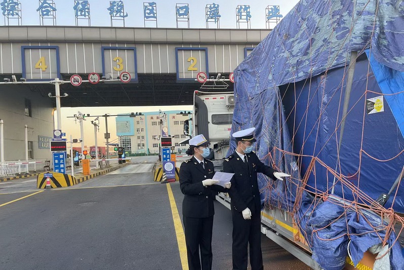 圖為：無錫海關關員對貨物進行驗核。陳穎+攝1