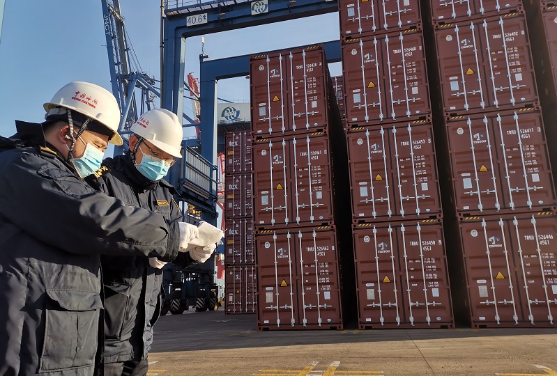 图为：沈阳海关所属锦州海关关员在锦州港码头现场查验集装箱货物+王俊摄.JPG