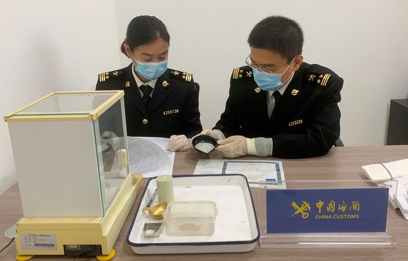 图为：海关关员核查检验进境毛坯钻石+谷静摄