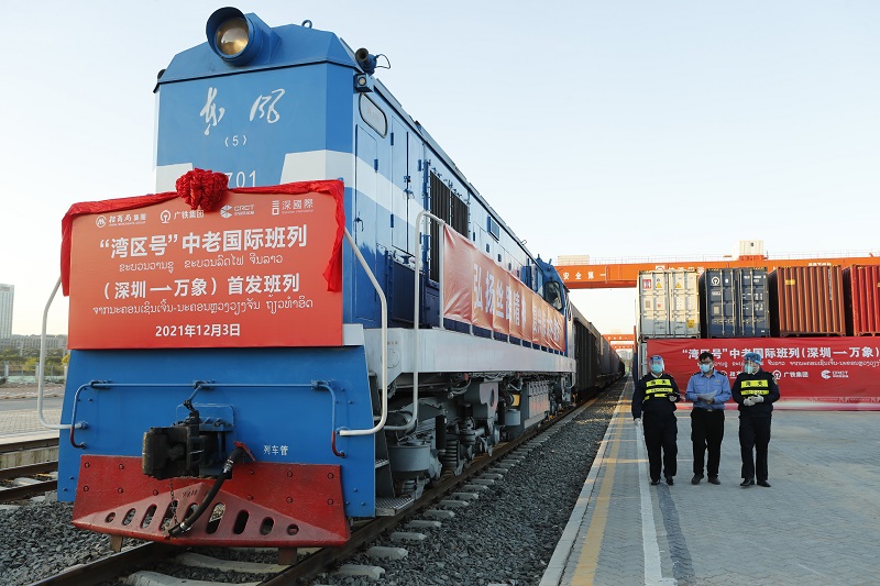 图为：深圳海关所属笋岗海关关员做好大湾区首趟中老国际班列（深圳-老挝）开行前查验++李砚伟摄