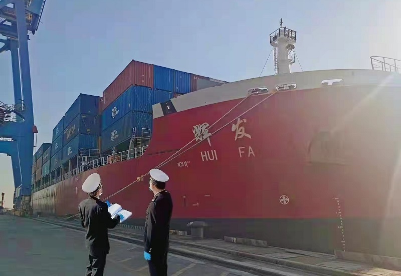 新沙海关关员保障“辉发”轮通关+濮宣摄