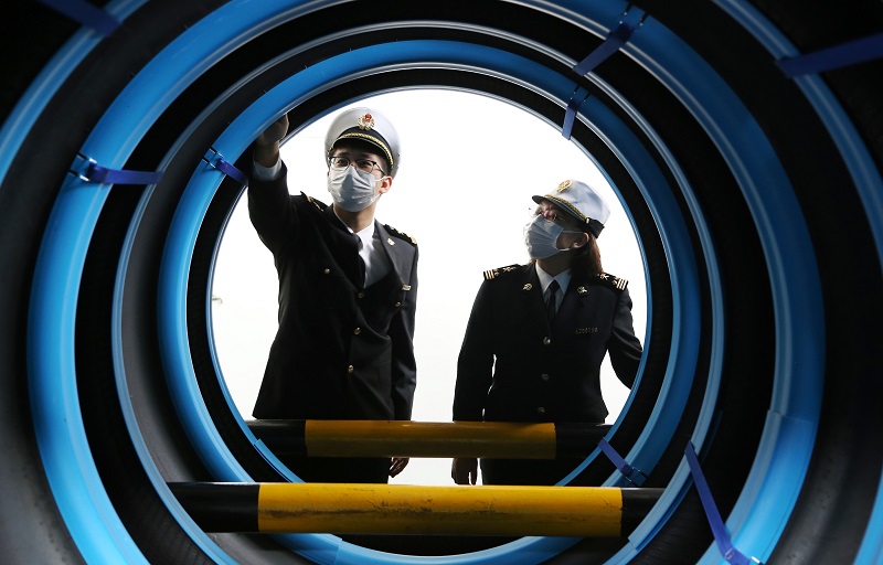 圖為：關員在輪胎生產出口企業現場調研++鮑曉康攝.JPG