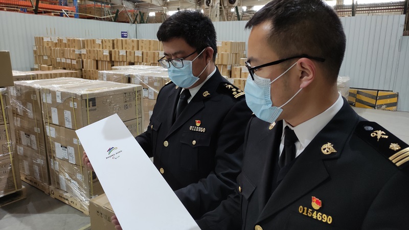 图为：北京海关所属亦庄海关关员对冬残奥会火炬进行查检。+摄影：欧俊涛