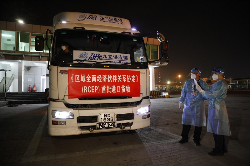 图为：深圳海关所属皇岗海关关员对RCEP生效实施后首票进口货物实施查验++张孟摄1