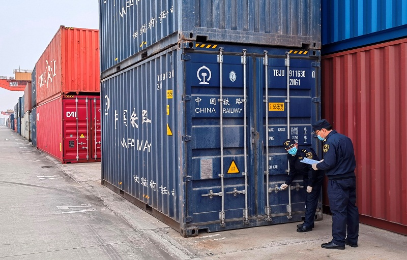图为：海关关员现场验核中欧班列集装箱封志++++郑迎军摄