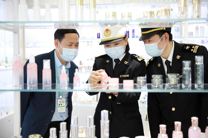 圖為：關(guān)員到企業(yè)調(diào)研+俞波攝