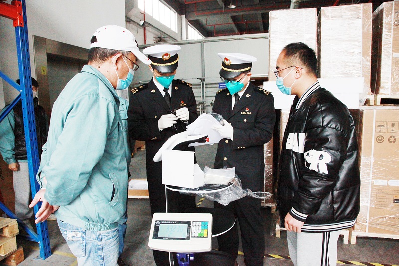 圖為：吳江海關關員對出口運輸機器人隨附配件進行查驗+戴宇婷+攝