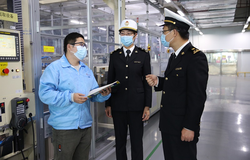 圖為：海關(guān)關(guān)員到企業(yè)進(jìn)行政策宣講++鄧怡攝