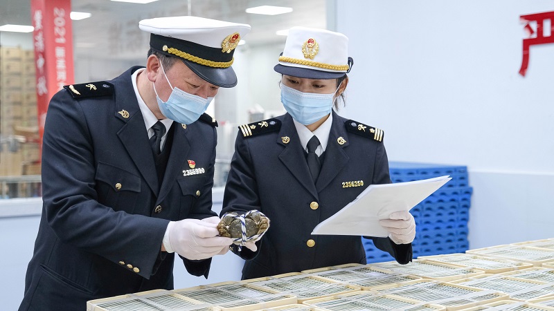 海关关员对当地特色农产品大闸蟹进行监管+姜远摄