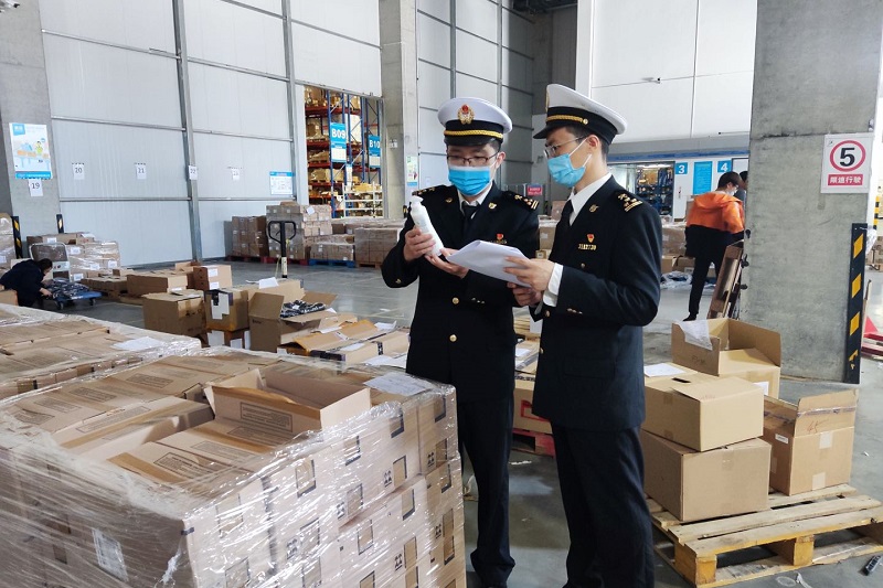 图为：宁波保税区海关关员核实跨境电商商品条码+程井泉摄