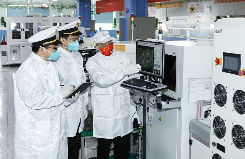 圖為：深圳海關關員到企業(yè)調研外貿情況+李硯偉攝+(1)