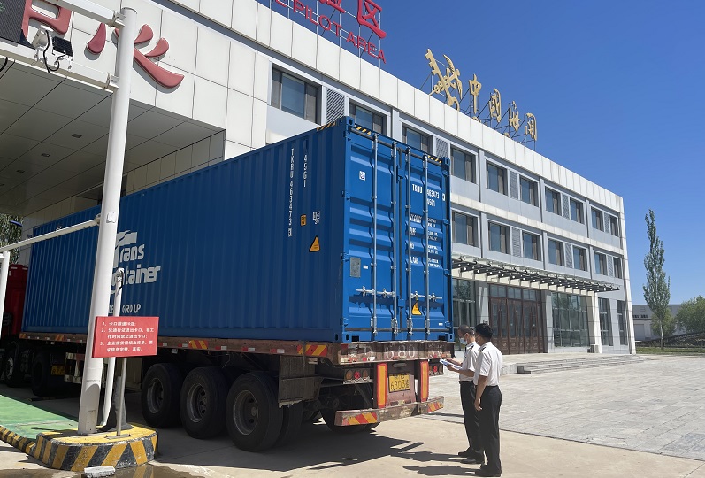 图为赤峰海关关员对“赤峰号”中欧班列集装箱货物进行监管1++刘涌泉摄