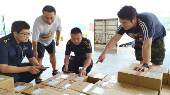 图为：南京海关隶属苏州工业园区海关关员冒着疾风暴雨查验 刘浩摄5