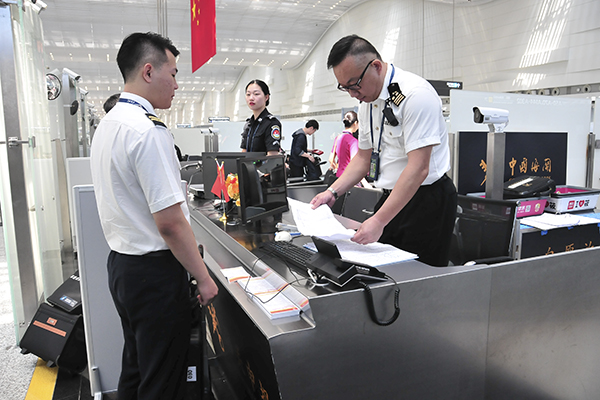 海关、安检“三互三联” 出境旅客只需“一次检查”（图）