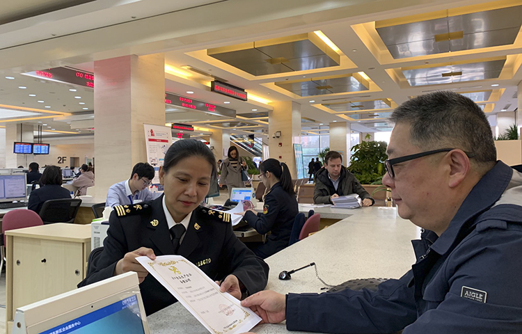 上海海关颁发出口食品生产企业“审批改备案”后首张新证(图)