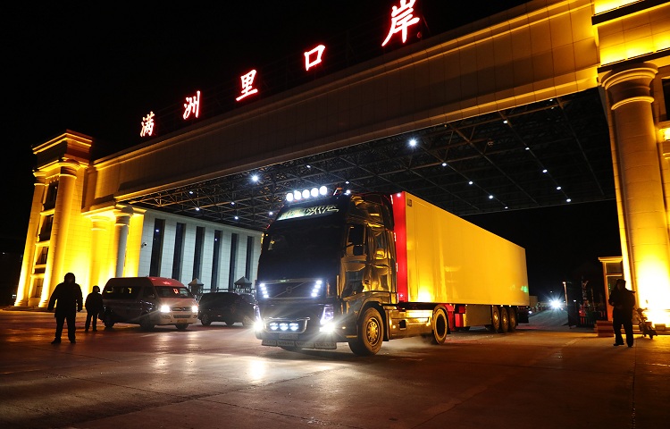 图为：进境防疫物资运输车辆驶入满洲里公路口岸