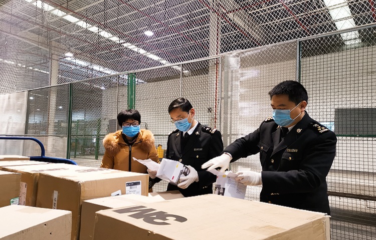 贵阳海关快速放行疫情防控捐赠物资20200214（肖田野摄）