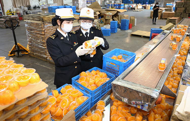 宁波海关关员在企业了解罐头生产出口情况（1）20200221-林燕摄