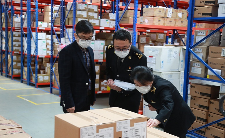 上海海关隶属保税区海关保证企业按时复工复产，为企业发展提供良好的环境和保障200219-李明威摄8