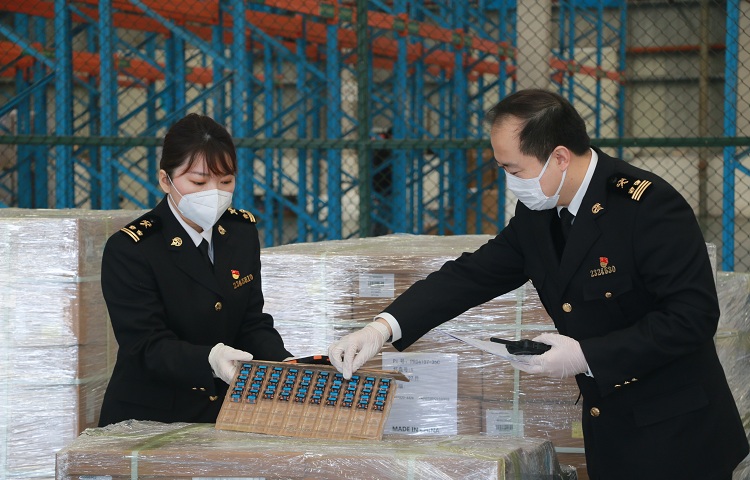 图为苏州海关关员对中欧班列货物实施查验20200319周文俊摄影