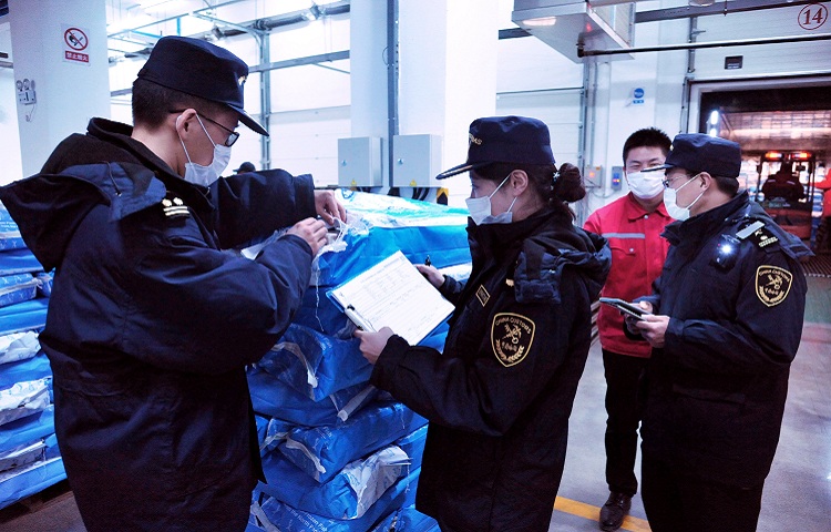庄河海关关员监管首批1000吨保税狭鳕鱼进入庄河港保税仓库20200323_李帅摄1