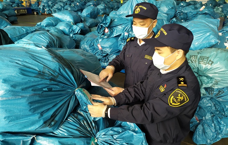 图为：深圳海关所属深圳邮局海关关员现场监管出口国际邮件