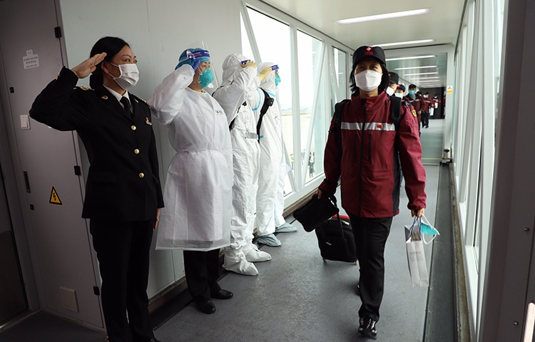 福州长乐机场海关列队向医疗队敬礼致敬2