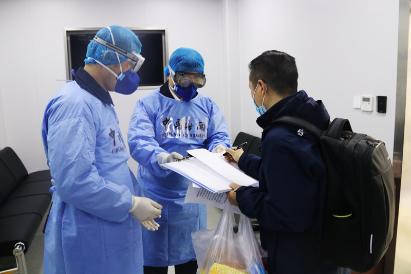 杭州海关联合多部门完成疫情期间首次国际航行船舶船员换班（图）