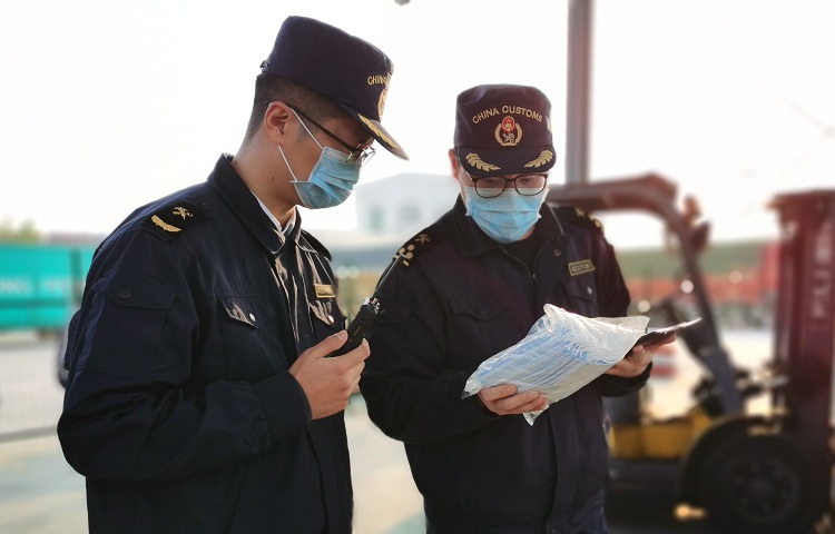 青岛大港海关查获伪瞒报出口口罩（图）