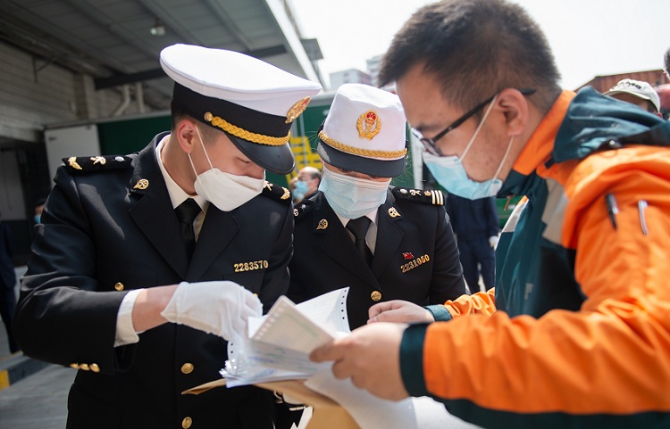 6上海海关辟通“义新欧”出境邮路 纾解邮政企业邮件积压状况（图）