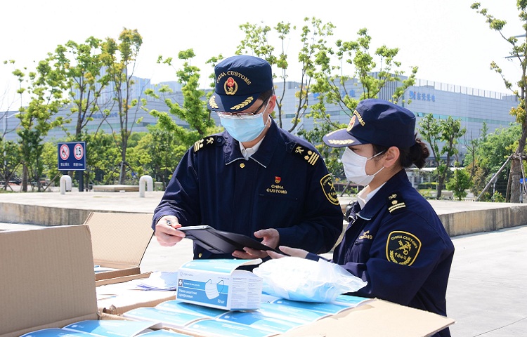 图为:新生圩海关关员对搭载中欧班列出口的防疫物资进行查验(陈钢摄) 图为:新生圩海关关员对搭载中欧班列出口的防疫物资进行查验(陈钢摄)