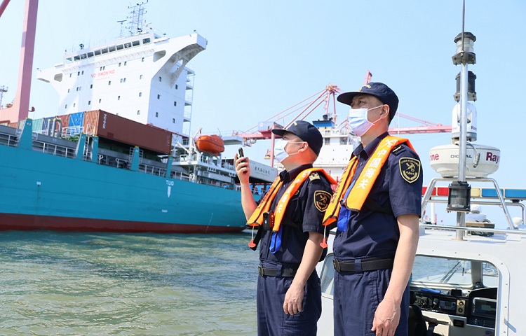 图为：湛江海关关员在监管艇上与船方实时对讲.JPG