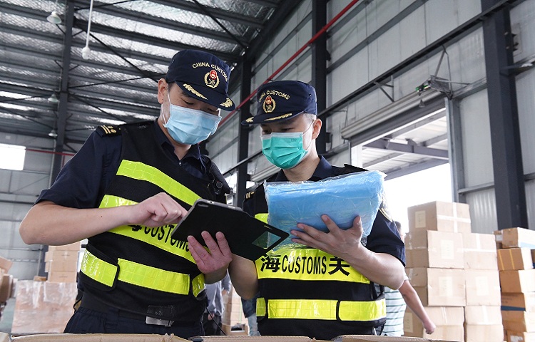 图为：武汉海关所属汉口海关关员查验防疫物资专列所载货物