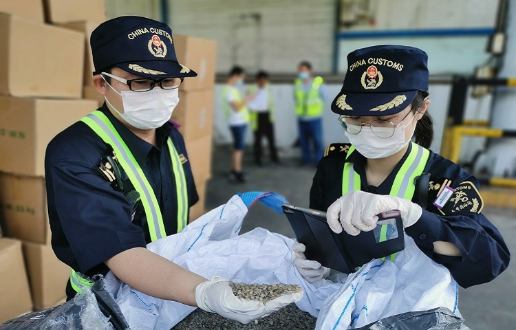 图为：武汉新港海关关员在阳逻口岸查获“洋垃圾”