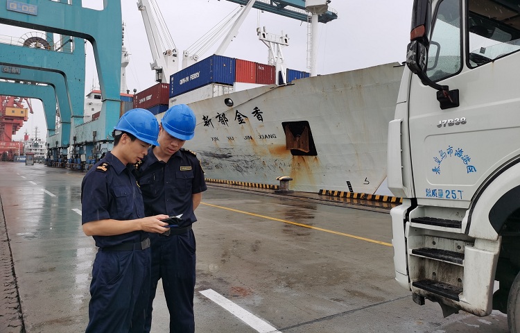 8月15日秦皇岛海关关员现场监管“新郁金香”轮装卸货物