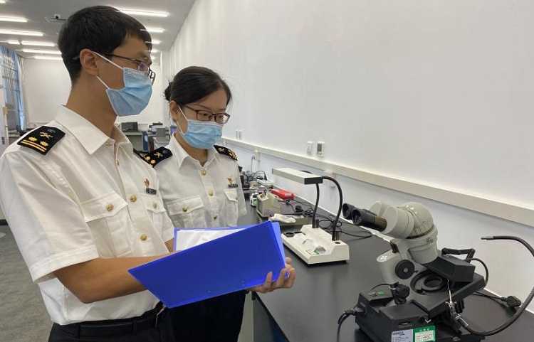 图为石家庄海关所属正定海关关员调试毛坯钻石查验设备202009刘昆璟摄2