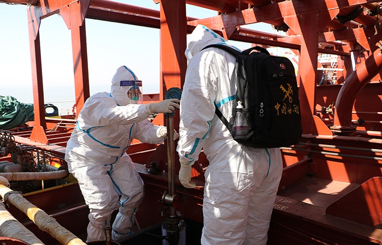 图为济南海关所属东营海关关员正在对进口原油进行取样